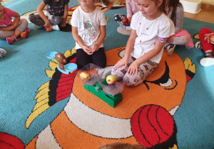 Dziewczynki ważą jabłka.